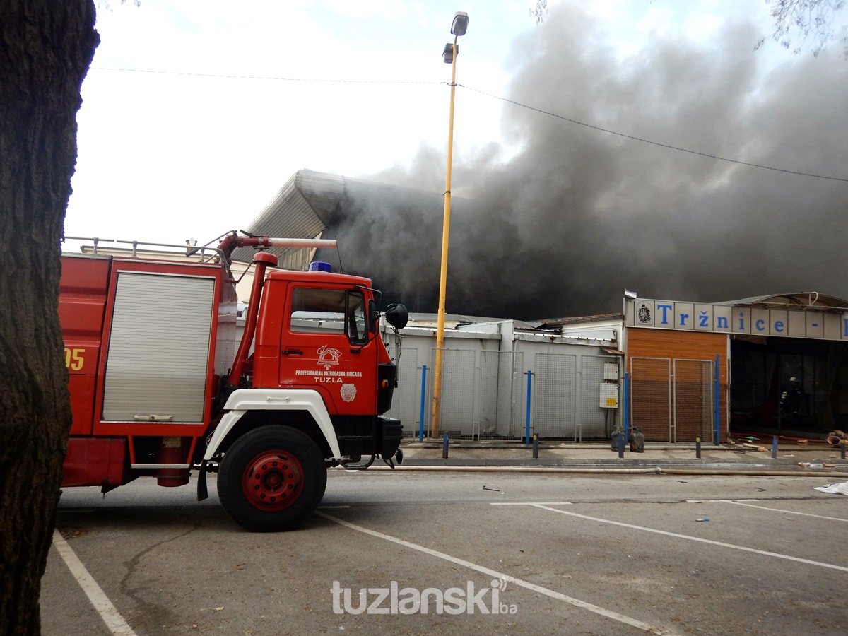 Lokalizovan požar na tuzlanskoj pijaci: Gradonačelnik potvrdio da nema nastradalih i teže povrijeđenih osoba