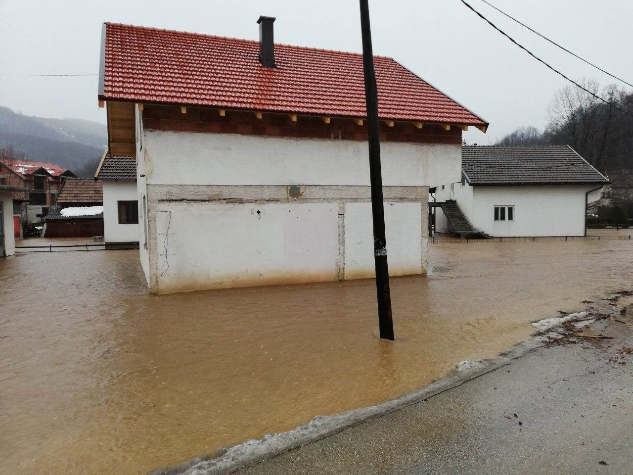 Vodostaji rastu, poplavljena brojna naselja širom BiH