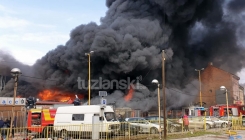 Veliki požar na Gradskoj pijaci u Tuzli, gusti dim se širi gradom (FOTO)