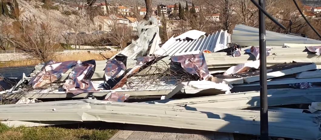 Nezapamćeno nevrijeme u Trebinju, vjetar devastirao Gradski park (VIDEO)