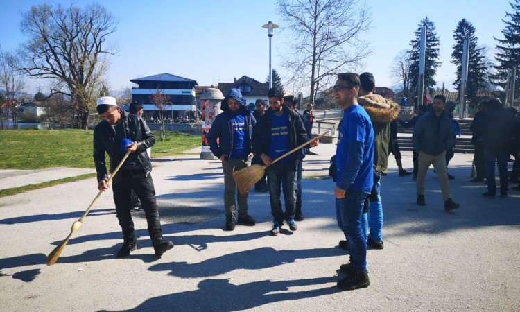 Građani Bihaća i migranti danas zajedno čiste grad na Uni