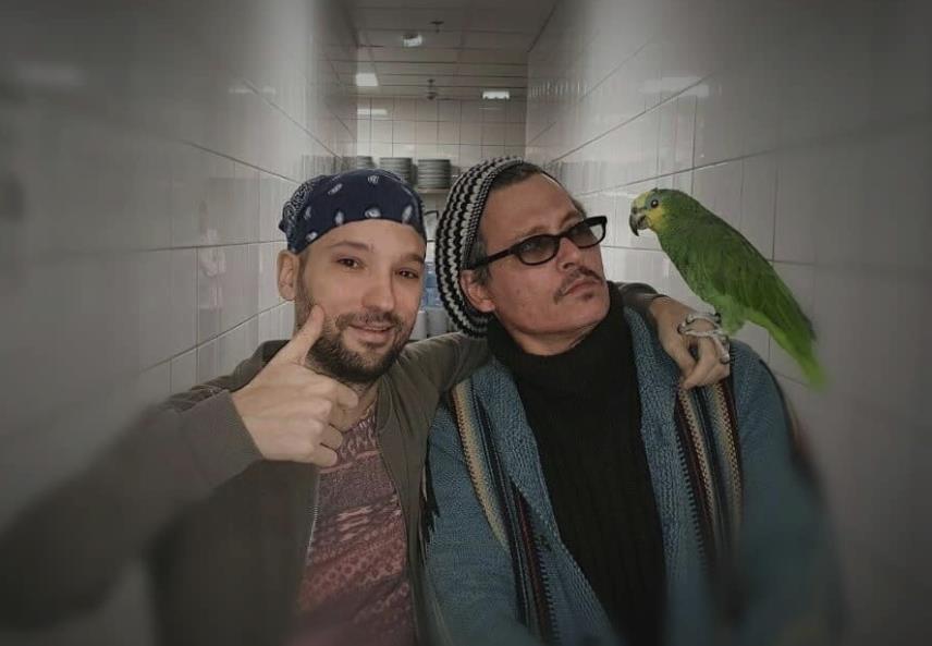 Johnny Depp u komunikaciji sa papigom psovao na srpskom (VIDEO)