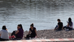 Sve u znaku proljeća: Tuzlaci uživaju u sunčanoj nedjelji, u toku punjenje prvog Panonskog jezera (FOTO)