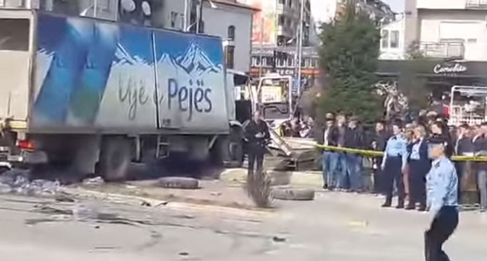 Kamion uletio u masu prolaznika, jedna osoba poginula na Kosovu (VIDEO)