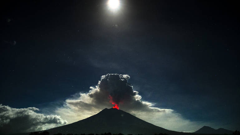 Eruptirao vulkan Agung, na snazi upozorenje