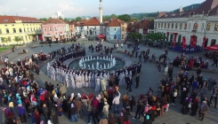 Sutra u Tuzli tradicionalna šetnja maturanata Behram-begove medrese