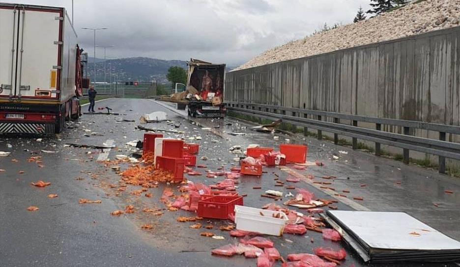 Sudar kamiona kod Sarajeva: Ćevapi i piletina završili na cesti (VIDEO)