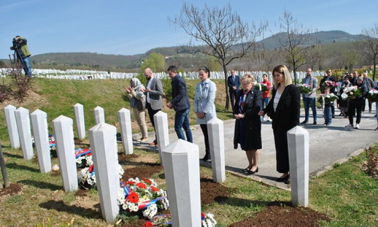 Obilježavanje 12 godina od tragedije, cvijeće na mezarima šest sarajevskih beba