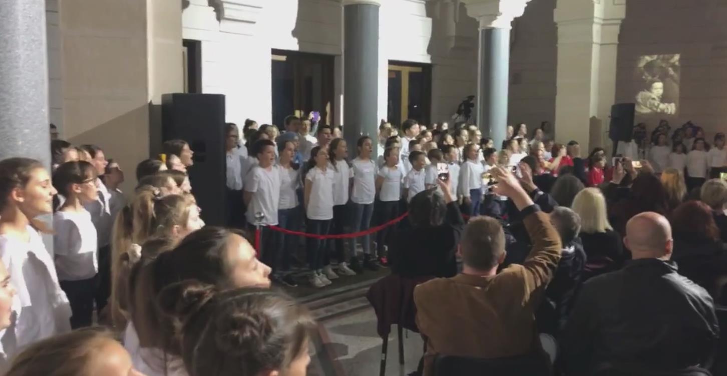 Naježit ćete se: 900 djece u Sarajevu pjevalo 'Samo da rata ne bude' (VIDEO)