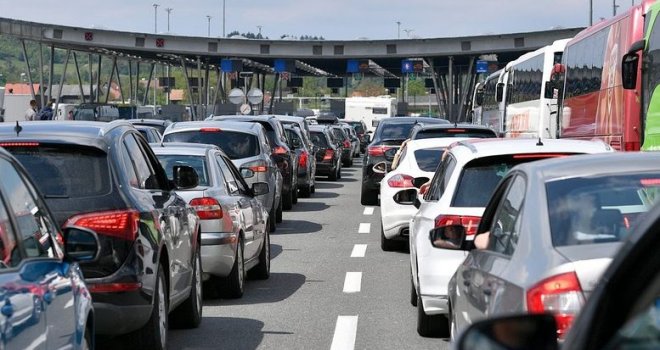 BiH: Pojačana frekvencija vozila na većini putnih pravaca, nužna veoma oprezna vožnja