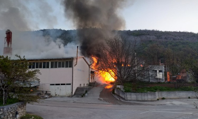 Veliki požar u Širokom Brijegu: Gori Stolarija Zovko