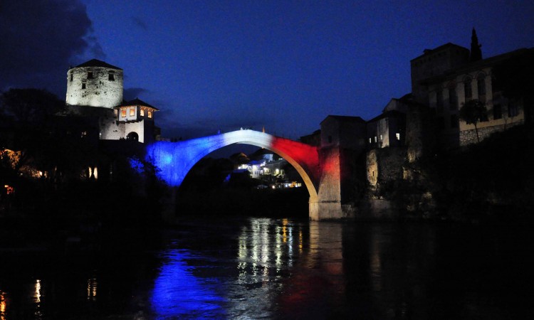 Stari most u Mostaru osvijetljen bojama francuske zastave