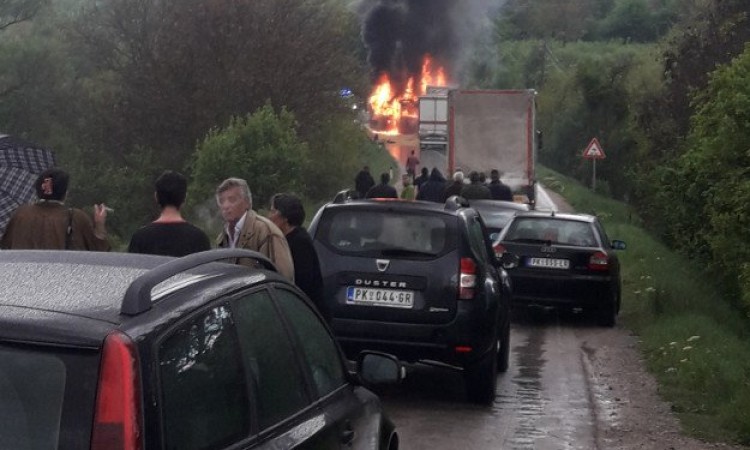 Tragedija u Srbiji: U sudaru kamiona i autobusa poginule četiri osobe