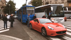 Ferrari u centru Zagreba nasred velike raskrsnice ostao bez goriva i blokirao saobraćaj