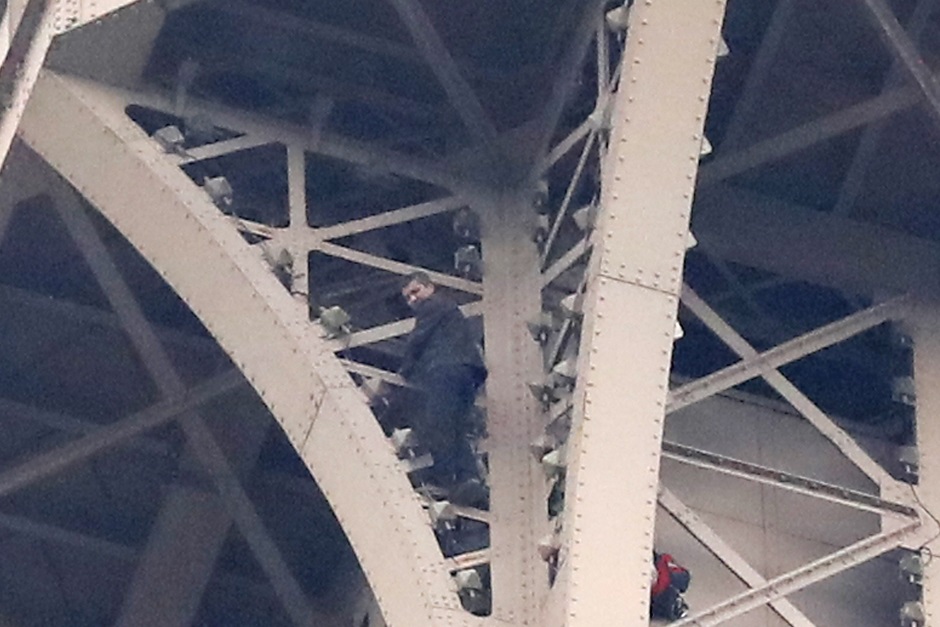 Muškarac se pokušao popeti na konstrukciju Eiffelovog tornja
