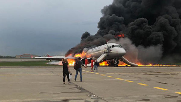 Istražitelji uzeli obje crne kutije iz zapaljenog aviona na aerodromu u Moskvi