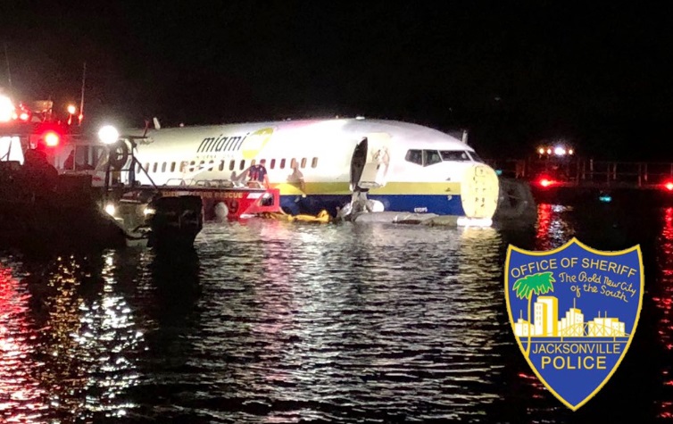 Avion skliznuo s piste u rijeku: Svi putnici preživjeli!