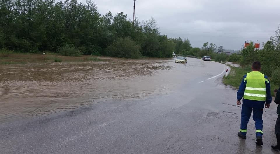 Obustavljen saobraćaj na putu Prijedor-Sanski Most i Gračanica-Ormanica