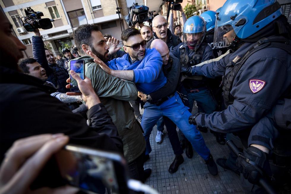 Jezivi protesti u Rimu zbog bh. porodice: Želimo da ih sve objesimo i spalimo (VIDEO)