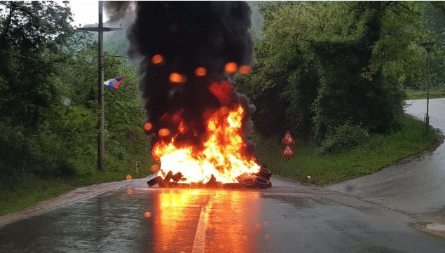 Pucnjava i dalje traje: Mediji pišu da je ranjeno dvoje Srba