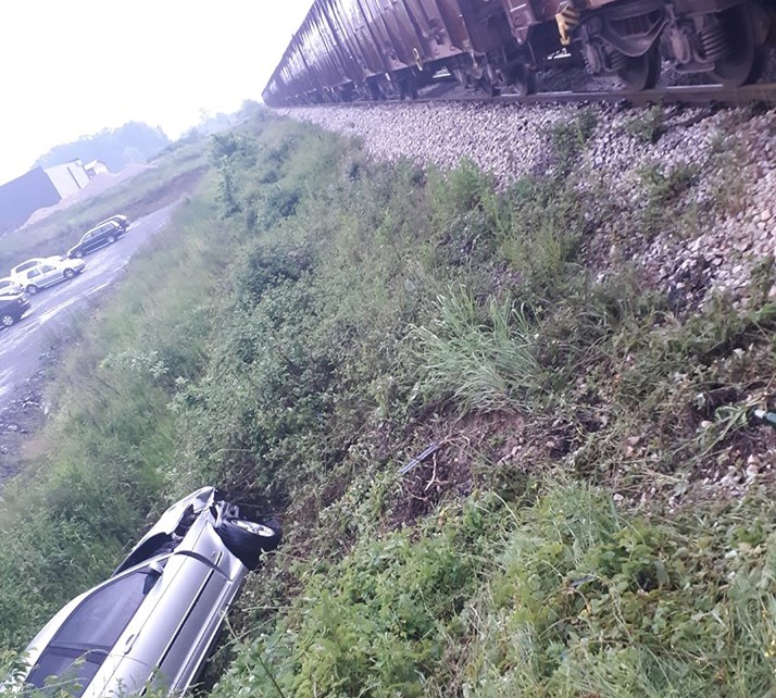 Nesreća u Živinicama: Voz udario u BMW na Ciljugama, jedna osoba povrijeđena