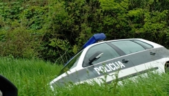 Policijski automobil završio pored ceste kod Orašja