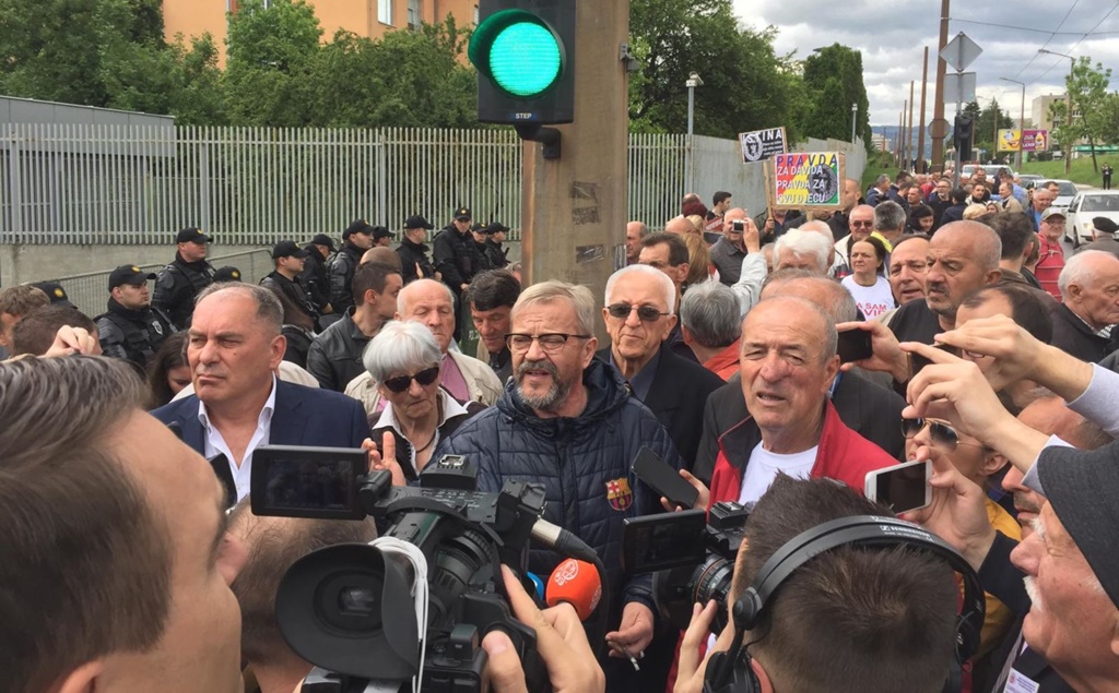 Građani na protestu ispred VSTV-a poručili Mektiću: Klanjamo se za tebe i želimo te za predsjednika države (FOTO+VIDEO)