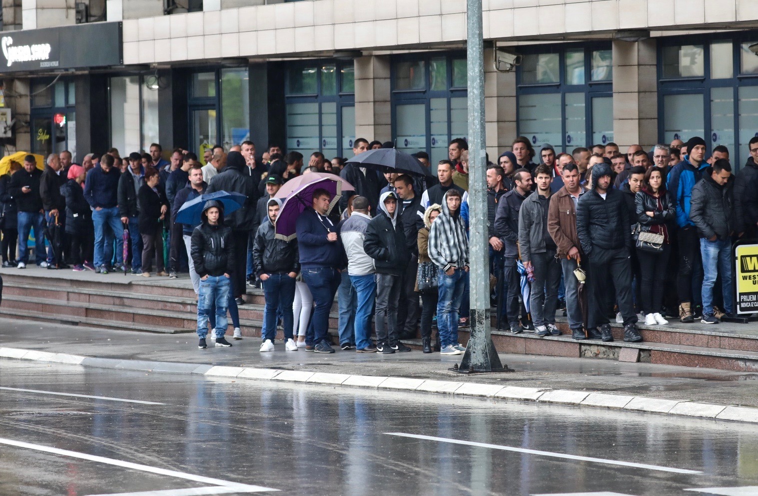 Ispitivanje ljudi koji stoje u redovima pred Konzulatom Slovenije: Evo šta kažu, zbog čega odlaze iz BiH?