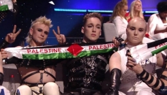 Predstavnici Islanda izvukli zastave Palestine na Eurosongu i dobili salve zvižduka od publike