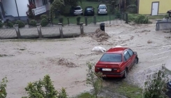 Zbog vodene bujice obustavljen saobraćaj na magistralnom putu Tuzla-Kalesija