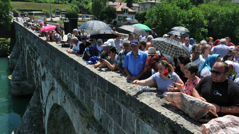 Bacanjem ruža obilježena godišnjica zločina u Višegradu