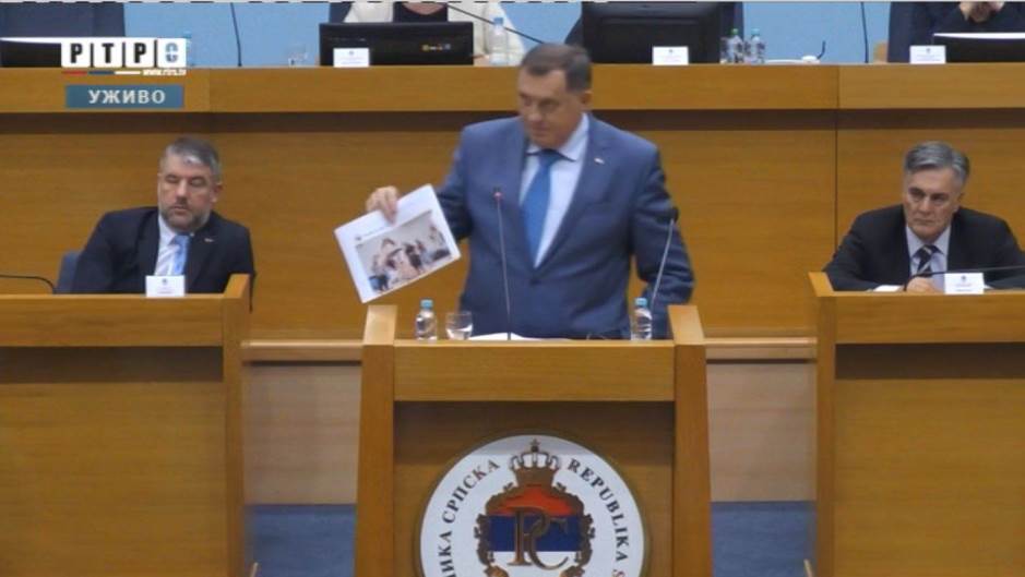 Dodik donio fotografije: Stanivukoviću, milion slika ću uzeti i dostaviti svima