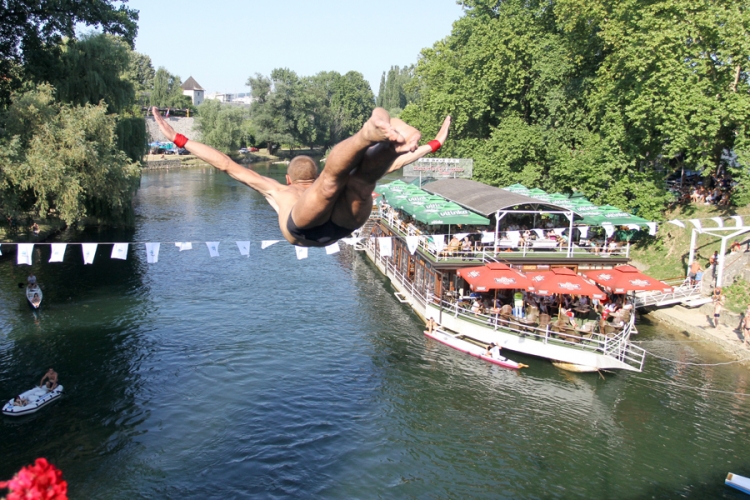 Skokovima u Vrbas počelo banjalučko 'Ljeto na Vrbasu'