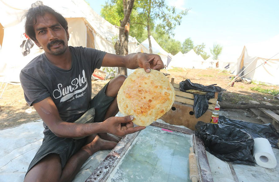 Razvio biznis u migrantskom kampu: Evo kako mladi Pakistanac sprema tradicionalno jelo