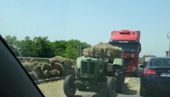 U saobraćajnoj nezgodi na putu Tuzla - Živinice učestvovali kamion i traktor