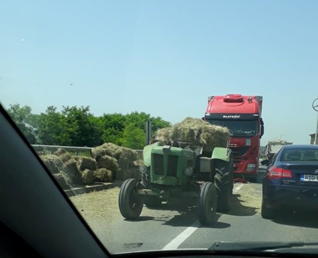 U saobraćajnoj nezgodi na putu Tuzla - Živinice učestvovali kamion i traktor