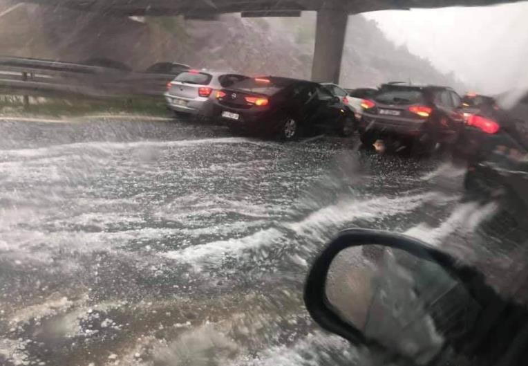 Rijeka: Autima blokirali autocestu, od leda se sakrili ispod nadvožnjaka