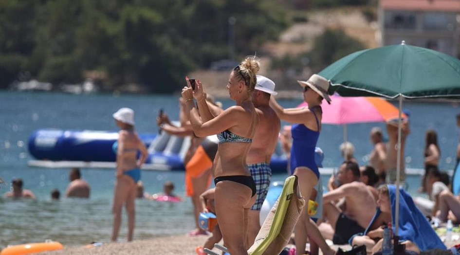 Šibenik: Na punoj plaži šakama udarao kćer, maćeha se sunčala