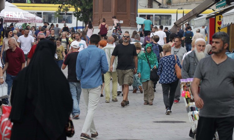 Sve veći broj turista, a trgovci na Baščaršiji nezadovoljni prodajom (VIDEO)