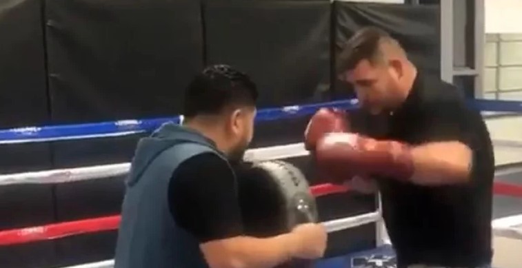 Bolan udarac: Andy Ruiz slučajno opalio trenera lijevim krošeom u bradu