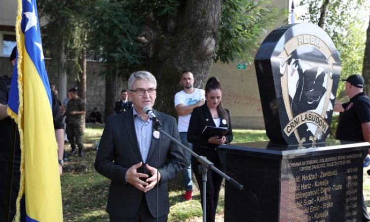 U Zavidovićima otkriveno spomen-obilježje šehidima jedinice 'Crni labudovi'