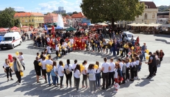 Sa Trga slobode u Tuzli pružena podrška mališanima oboljelim od raka (FOTO)