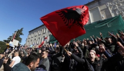 Šef misije OSCE-a u Albaniji pokazao srednji prst demonstrantima