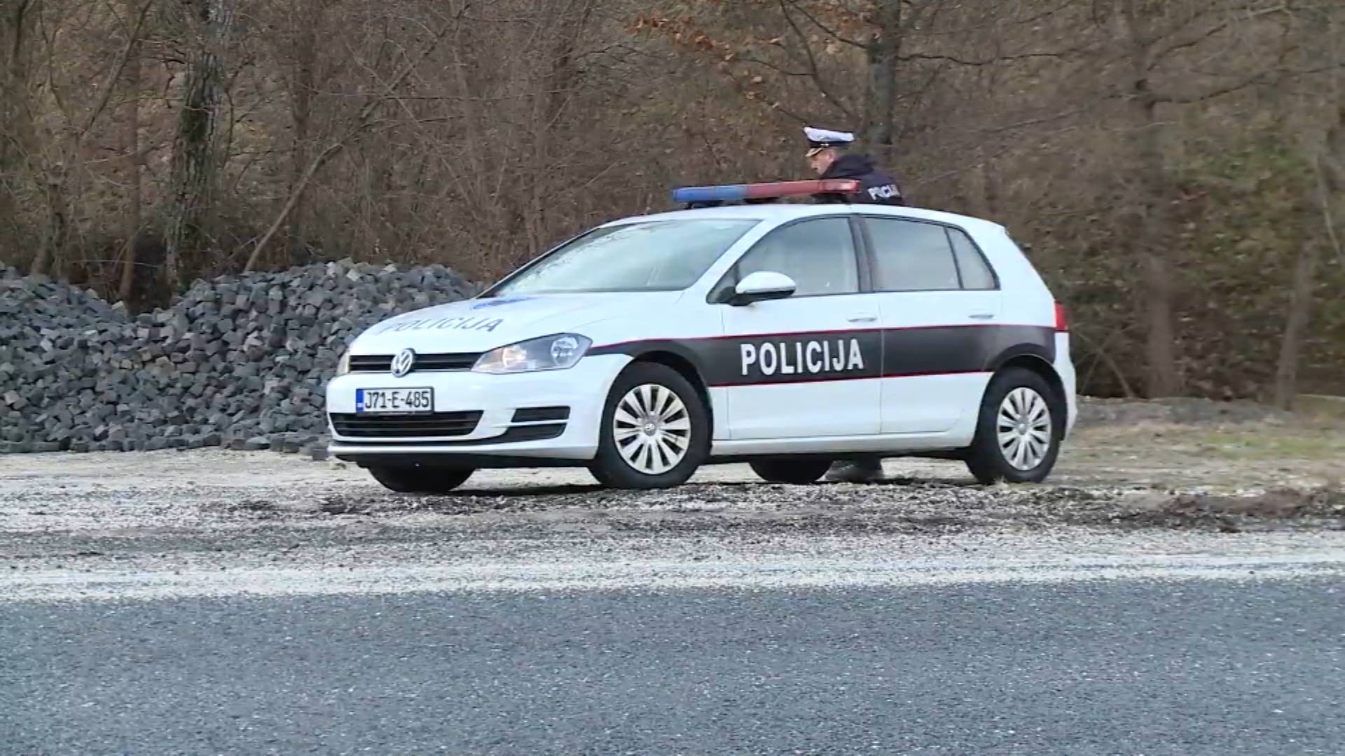 Migranti ukrali vozilo, pa bježali od policije