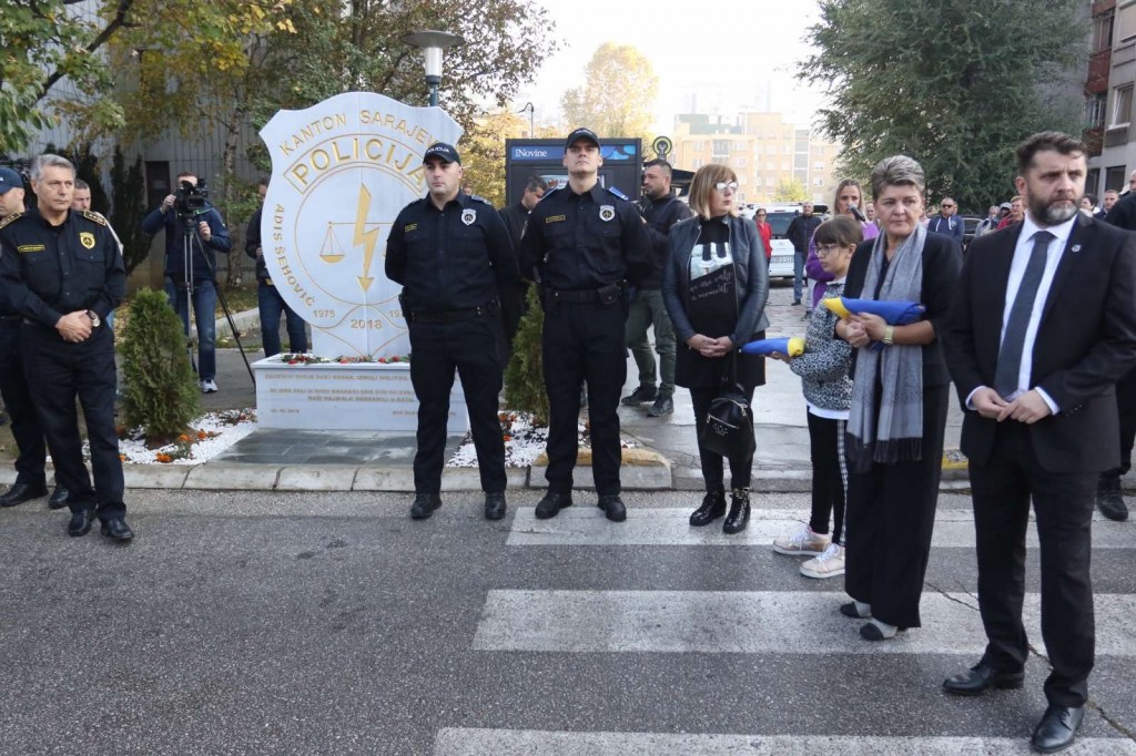 Otkriveno spomen-obilježje u čast ubijenih policajaca Šehovića i Vujinovića