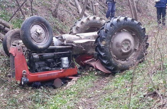 Gradačac: U prevrtanju traktora poginuo vozač