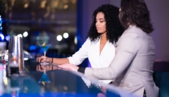 Klub nudi ženama besplatna pića ovisno o tome koliko su teške