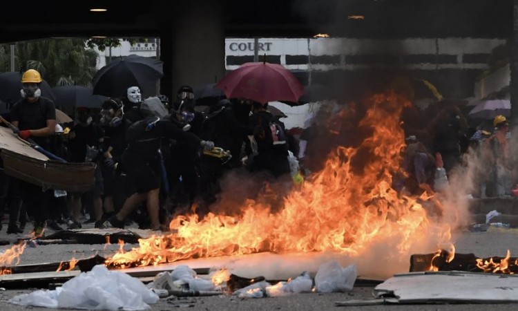 Kina: Demonstranti demolirali tržni centar i stanicu metroa u Hong Kongu