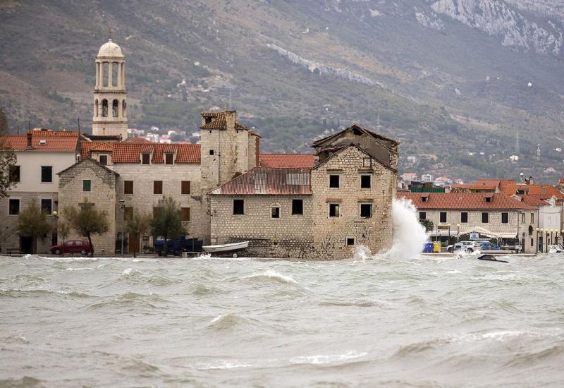 Istramet: Pljuskovi na Jadranu, Rovinj plavi, a na udaru uskoro i Kvarner