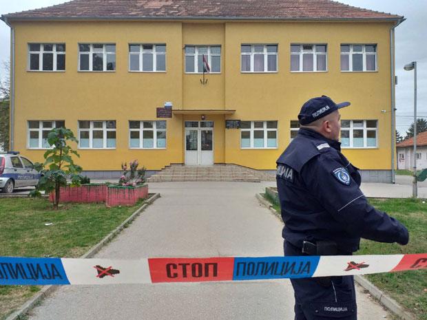 Srbija: Naoružan upao na čas u srednjoj školi, profesor spriječio tragediju